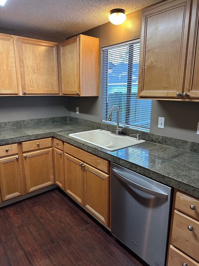 Building Photo - Gated Lakefront Rental Opportunity