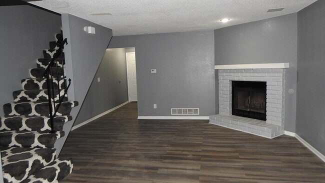 Building Photo - Blue Springs - 2 bed - 1.5 bath Townhome