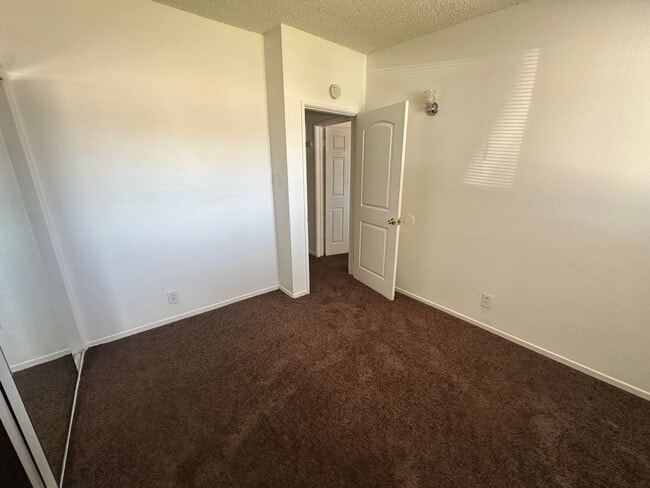Building Photo - Adorable Apartment