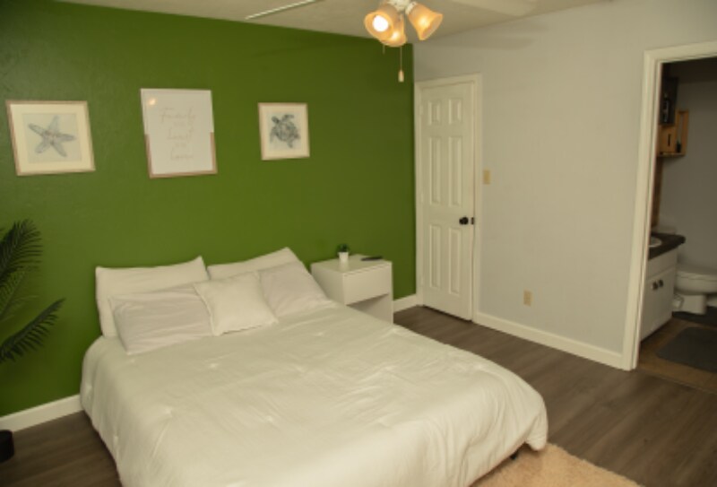 Building Photo - 2031Hanover Court