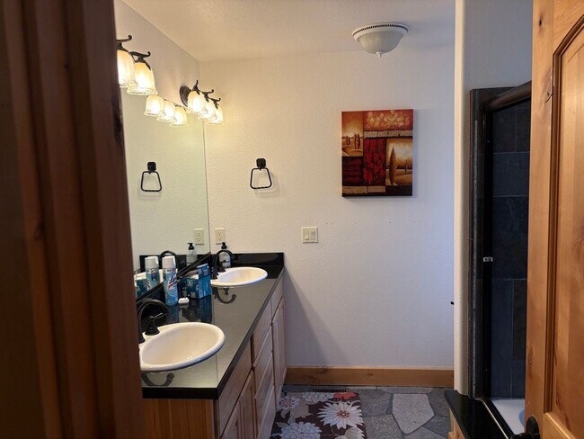 Building Photo - Large furnished mountain home
