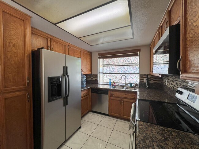 Building Photo - Beautiful 2 story home in Escondido