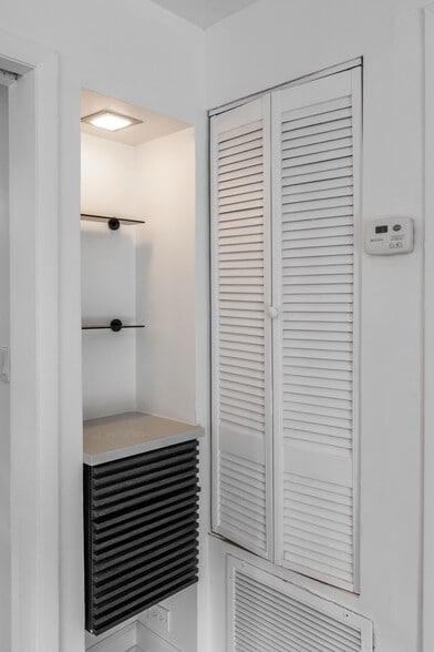 Building Photo - 3138 W Schubert Ave