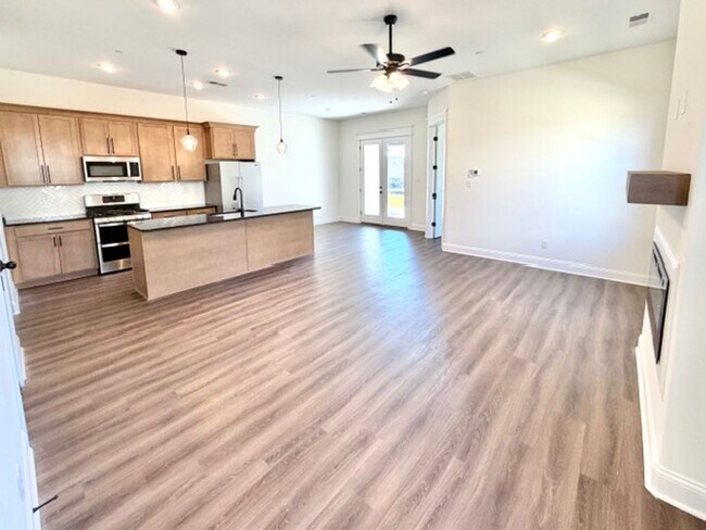 Building Photo - 4877 Chatelet Dr