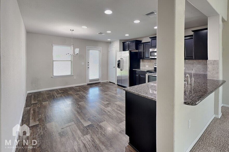 Building Photo - 717 Pinnacle Dr