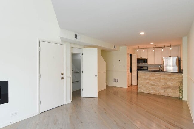 Building Photo - 959 W Grace St