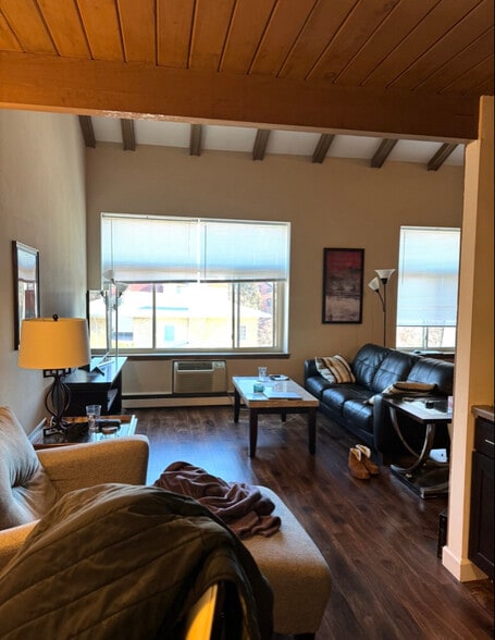 Building Photo - 2131 N Summit Ave