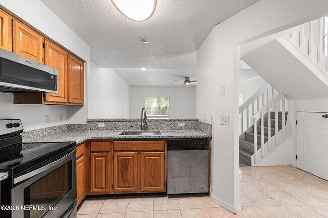 Building Photo - 330 Sunrise Cir