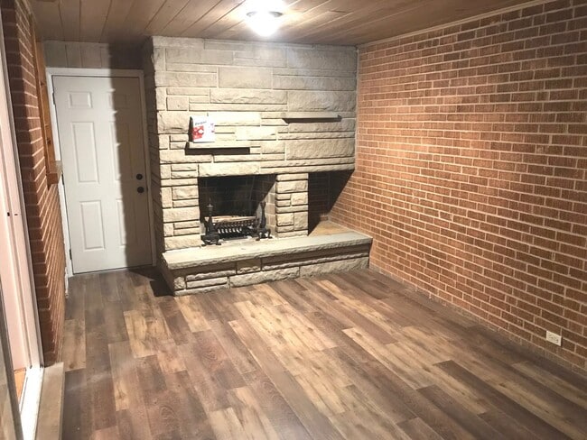 Building Photo - 819 Tomawadee Dr