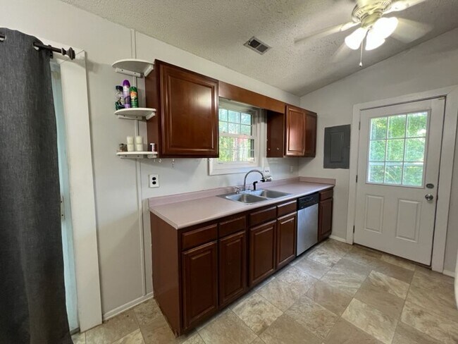 Building Photo - Cozy 3 Bedroom, 1.5 Bath Home in Brynn Marr