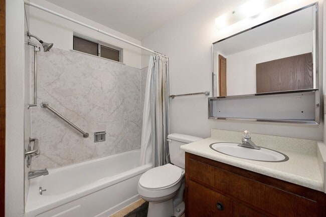 Building Photo - Prime location