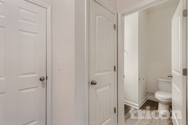 Building Photo - 142 Woodhouse Cir