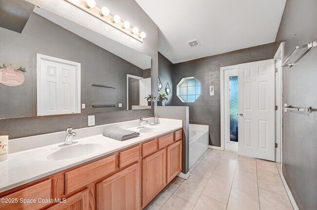 Building Photo - 1652 La Maderia Dr