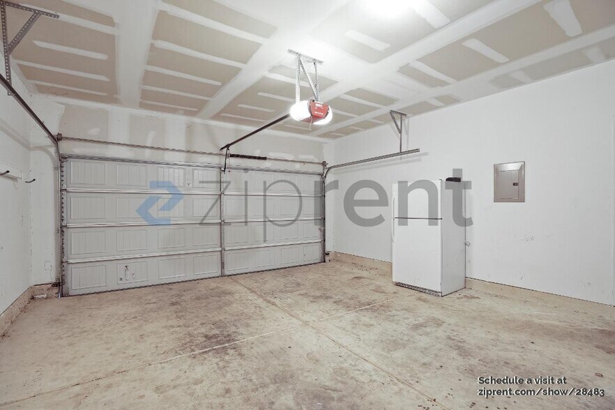 Building Photo - Unit