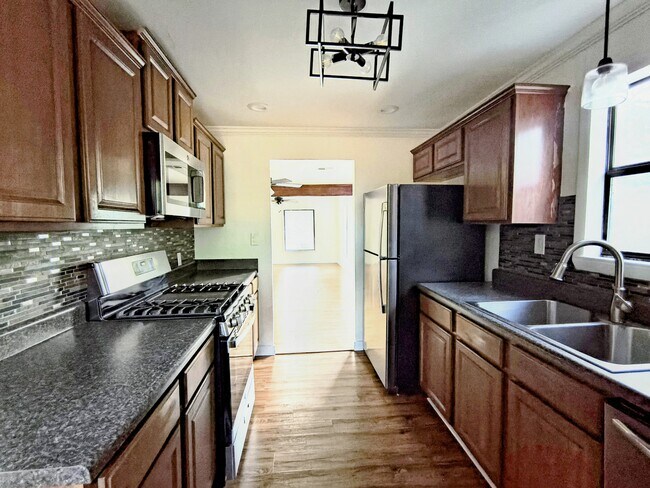 Building Photo - 206 S Elm St