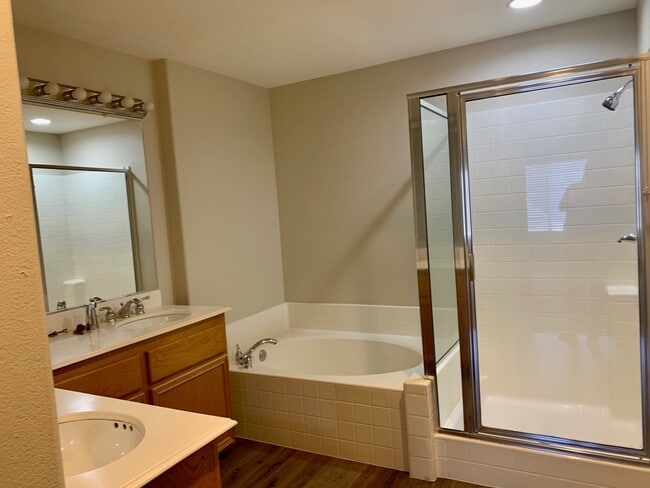 Building Photo - Beautiful Townhouse in Aliso Viejo