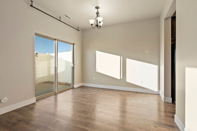 Building Photo - ** Move-In Bonus!** 3 Bed 2.5 Bath Townhome off Main Street