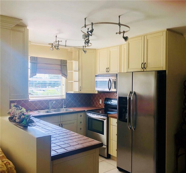 Building Photo - 137 Farnham F