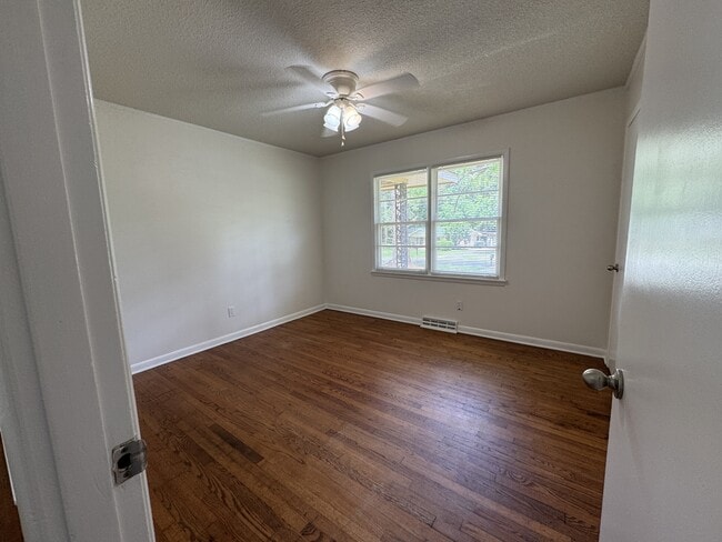 Building Photo - 400 Massee Dr