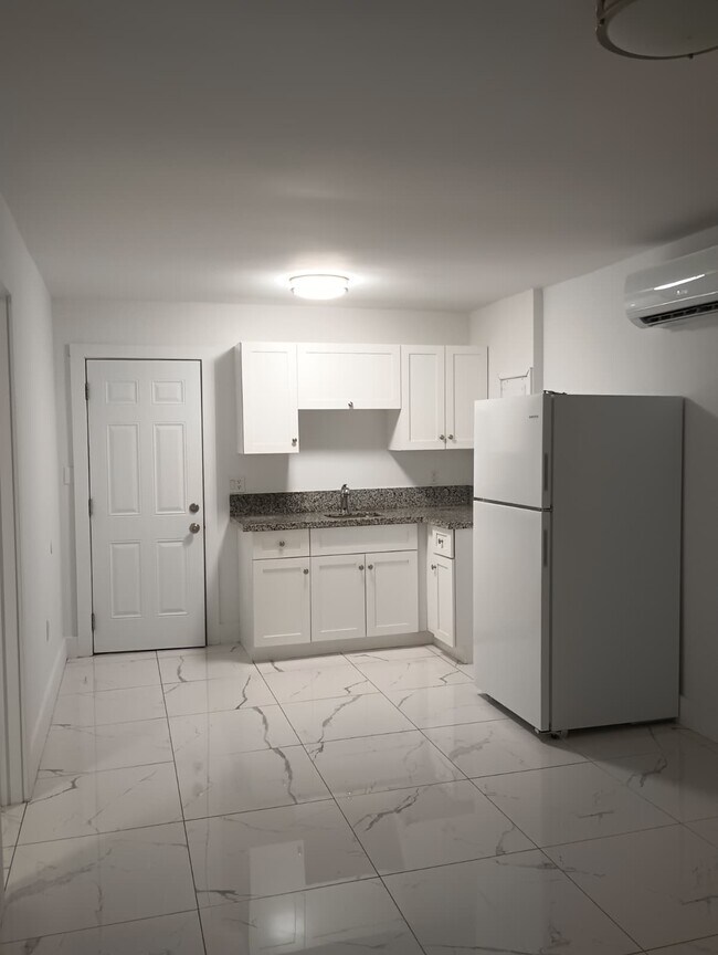 Building Photo - 3820 E 9th Ln