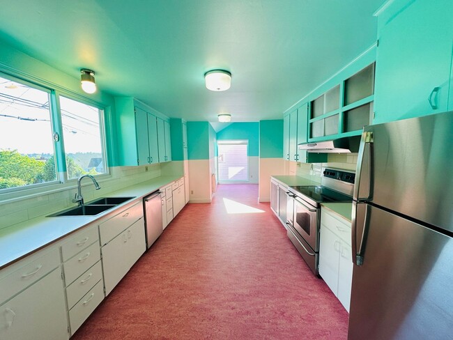 Building Photo - Beacon Hill - "Pretty in Pink" 2 Bedroom /...