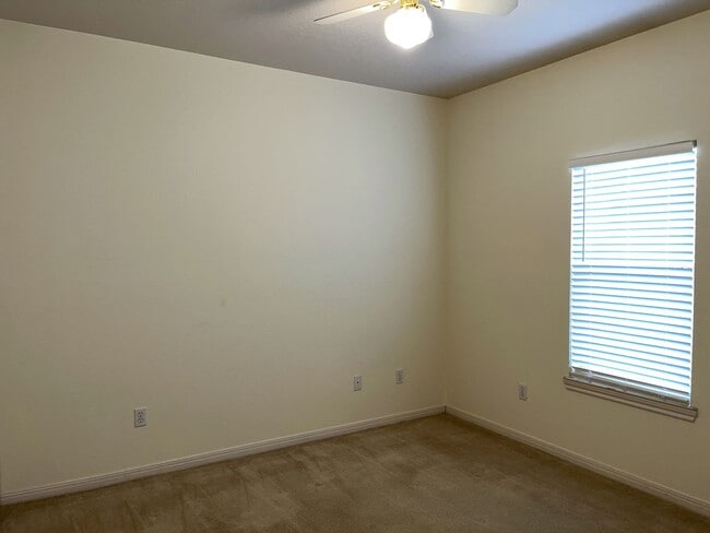 Building Photo - Duplex in Surrey Ridge!