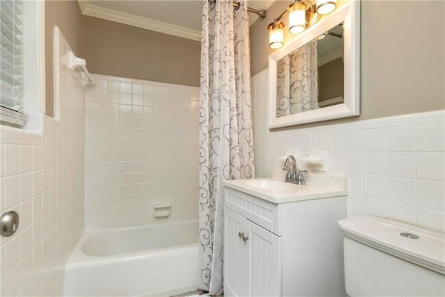 Building Photo - 21 Delmont Dr NE