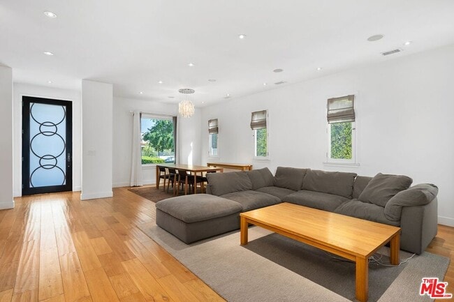 Building Photo - 429 N Lucerne Blvd