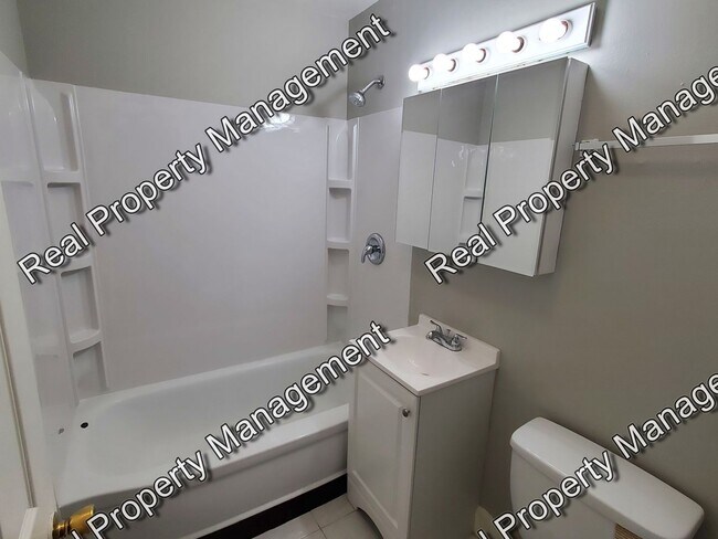 Building Photo - Updated Hessville 3 Bedroom Ranch