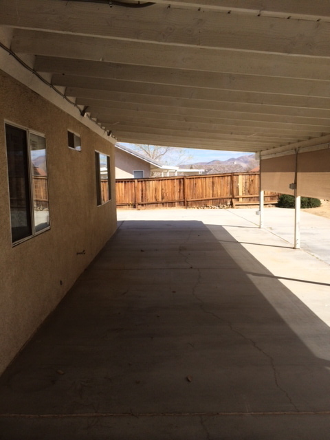 Building Photo - 3 BEDROOM, 2 BATH VICTORVILLE HOME. COMMUT...