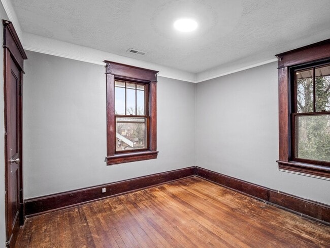 Building Photo - 524 Riverland Rd SE