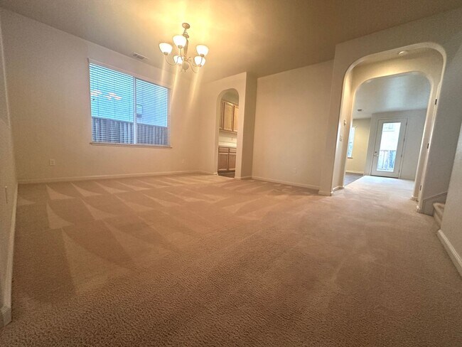 Building Photo - Reduced Price! Spacious 5 Bed, 3 Bath home...