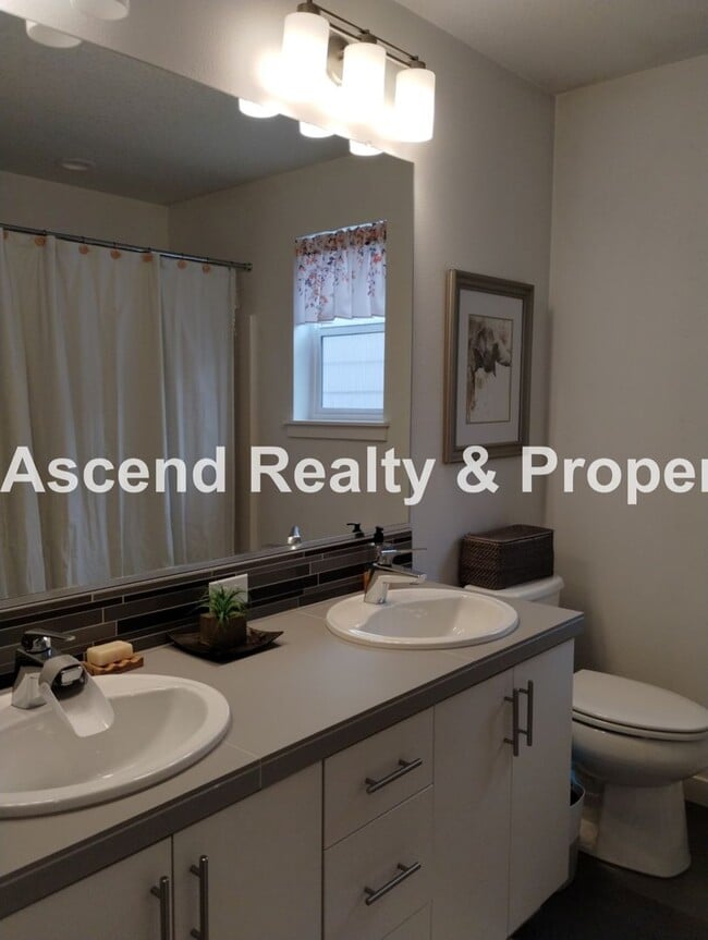 Building Photo - Like New 4 Bed Beauty Full Bed & Bath on M...