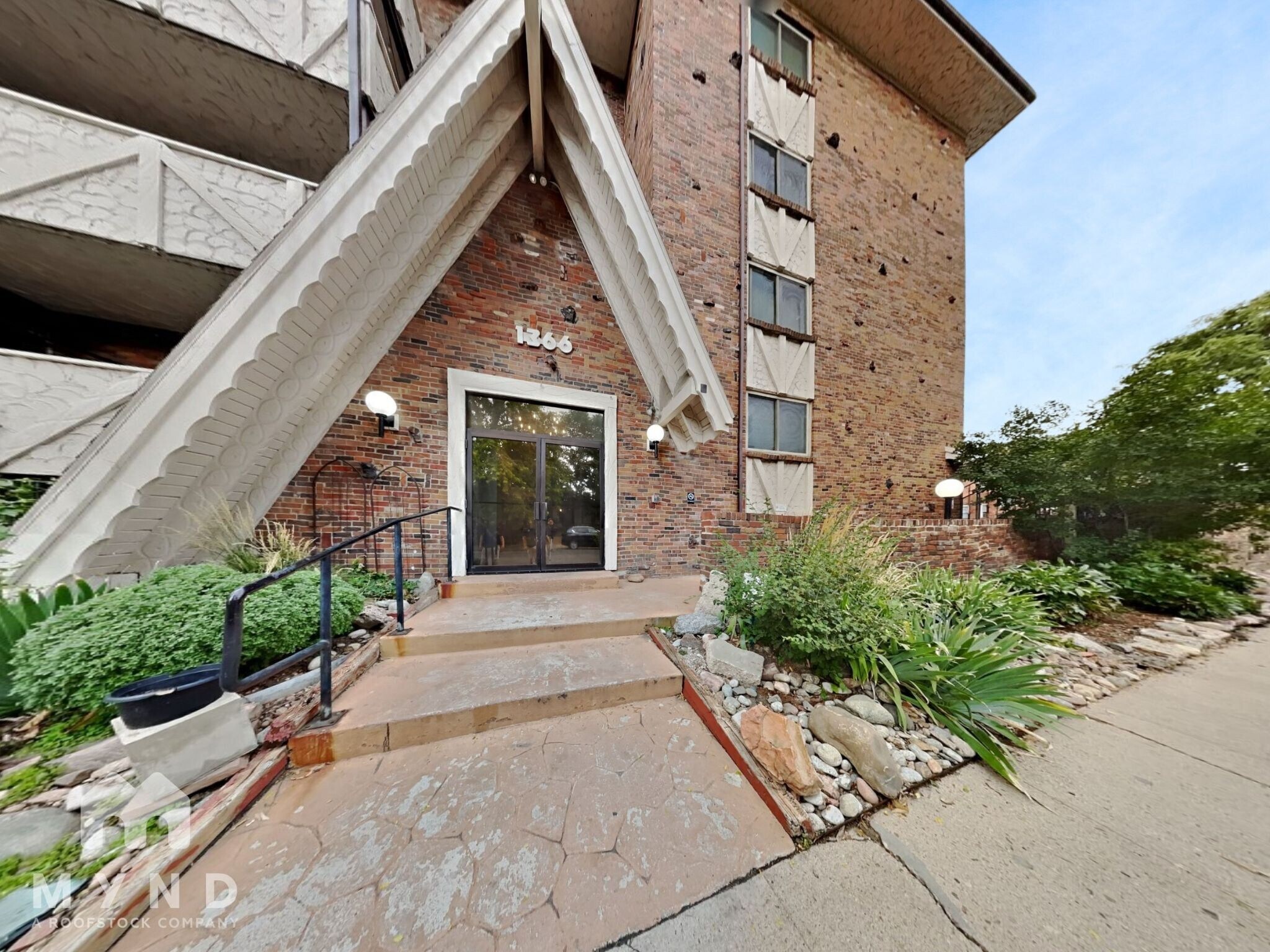 Building Photo - 1366 Garfield St