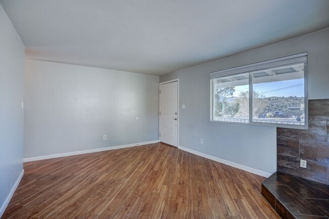 Building Photo - 2 Bedroom, 1 Bath Home For Rent in Diamond Valley!