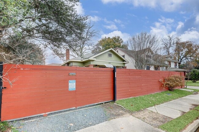 Building Photo - 2610 White Oak Dr