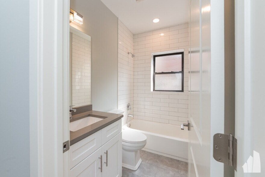 Building Photo - 354 W Dickens Ave
