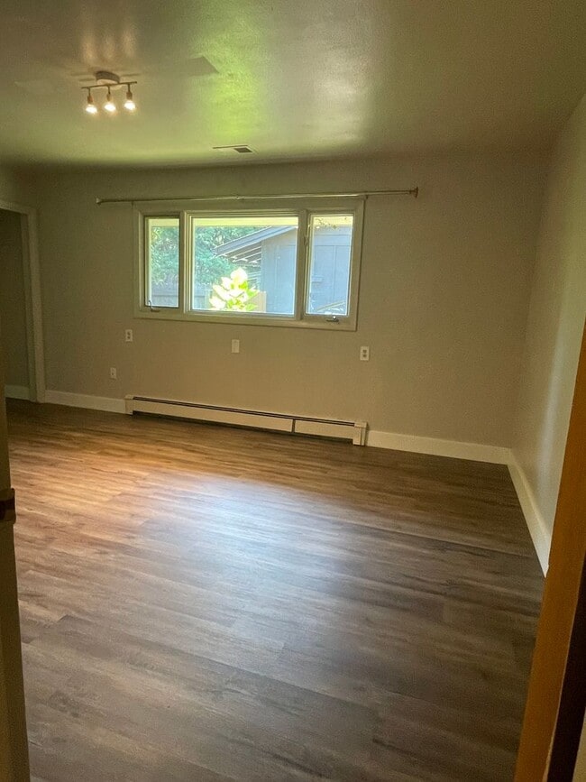 Building Photo - STUDENTS WELCOME! Sprawling Ranch Style 3 Bedroom 3 Bath Home w/ finished basement in Midtown For...