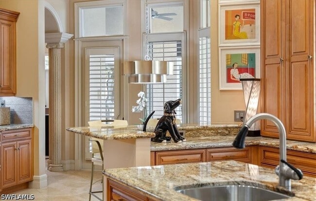 Building Photo - 550 21st Ave S