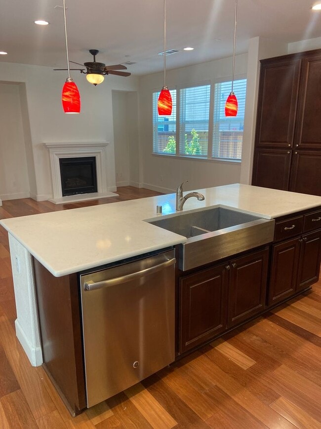 Building Photo - Folsom 4 bdrm, 3 bath near Folsom HS