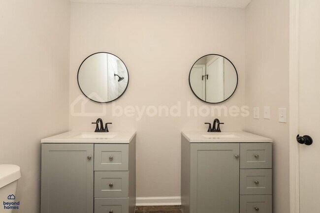 Building Photo - Freshly renovated 3 bedroom / 2 full bath home with 1,679 sq/ft of space!