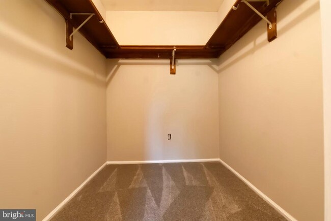 Building Photo - 2 Fairfax Ct
