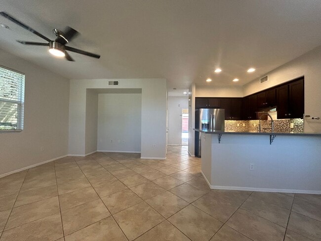 Building Photo - Move in special !!! $1000 off first month rent on approved credit with a 1 year lease.
