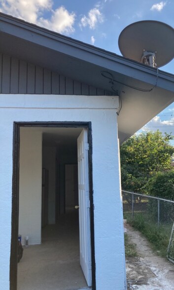 Building Photo - 906 E Lucas Ave