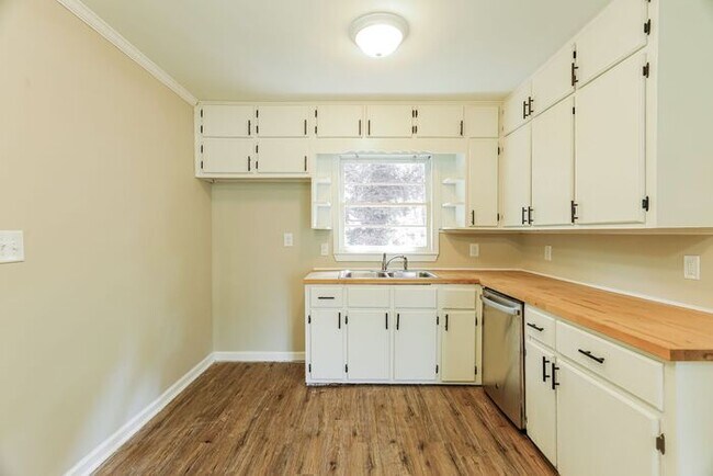 Building Photo - $1300! 3Bed/1Bath in Center Point! Available Soon! Cheers to 250 years—celebrate with limited-tim...