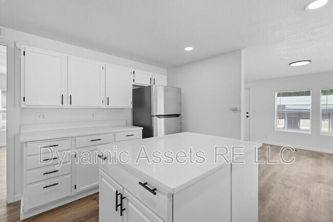 Building Photo - 405 Falletti St