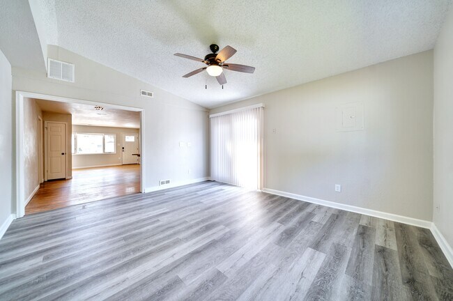 Building Photo - 318 Maplewood Dr