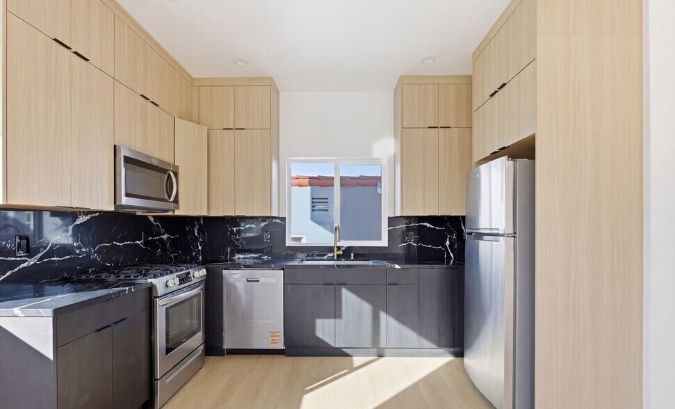 Building Photo - 2835 S Redondo Blvd