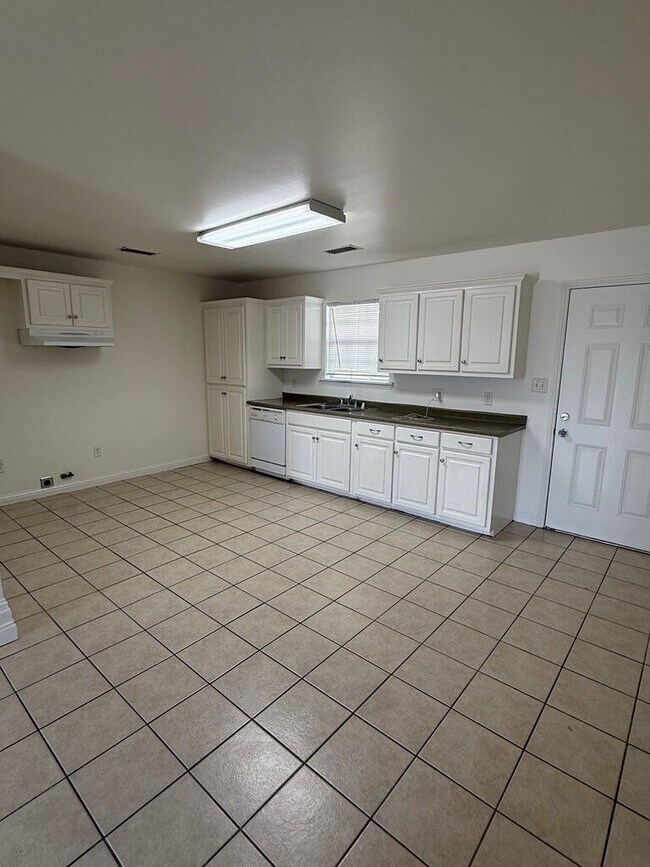 Building Photo - 106 Blue Dr