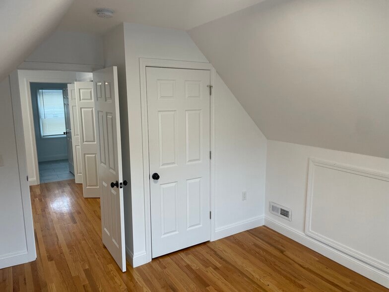 Building Photo - 125 Tunxis Hill Rd